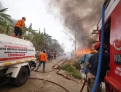 PMI Kota Sukabumi Terjunkan Armada Tangki dan Personel Bantu Pemadaman TPA Cikundul