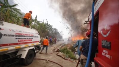 PMI Kota Sukabumi Terjunkan Armada Tangki dan Personel Bantu Pemadaman TPA Cikundul