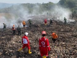 PMI Kota Sukabumi Turun Tangan, Kerahkan Relawan dan Tangki Air Padamkan Kebakaran TPA Cikundul
