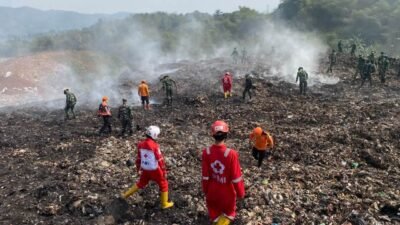 PMI Kota Sukabumi Turun Tangan, Kerahkan Relawan dan Tangki Air Padamkan Kebakaran TPA Cikundul