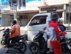 PMI Kota Sukabumi Bagikan Masker kepada Pengendara, Antisipasi Sebaran Abu Vulkanik