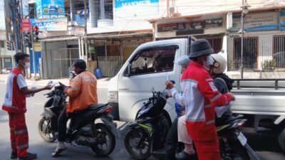 PMI Kota Sukabumi Bagikan Masker kepada Pengendara, Antisipasi Sebaran Abu Vulkanik
