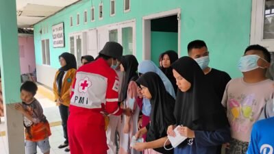 Sebaran Abu Vulkanik ke Sukabumi, PMI Bagikan Masker kepada Siswa Disabilitas