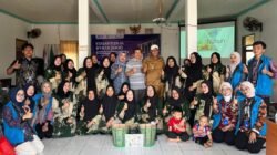 Atasi Sampah Rumah Tangga, Mahasiswa KKN UM Bandung Latih Warga Desa Dukuh Teknik Octaco