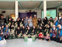 Atasi Sampah Rumah Tangga, Mahasiswa KKN UM Bandung Latih Warga Desa Dukuh Teknik Octaco