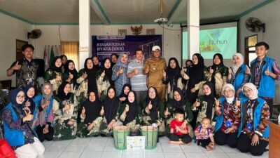 Atasi Sampah Rumah Tangga, Mahasiswa KKN UM Bandung Latih Warga Desa Dukuh Teknik Octaco