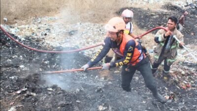 Hari Ketiga, Tim Gabungan Masih Berjibaku Padamkan Kebakaran TPA Cikundul