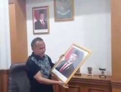 Terkait Putusan MK, Wakil Ketua DPRD Kota Sukabumi Rojab Asyari Turunkan Foto Gibran dari Ruang Kerja
