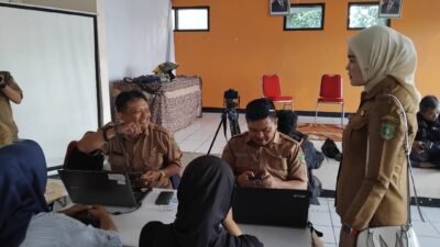 Grebeg Desil di Kelurahan Tipar Sukabumi, Warga Dibantu Perbaiki Data Bansos